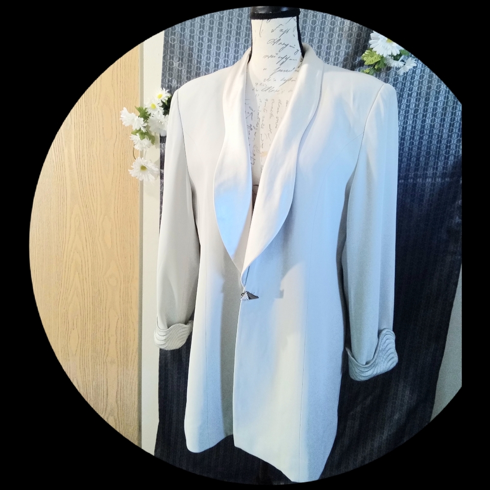 A Sioni Office Jacket size is US 16 and UK 18